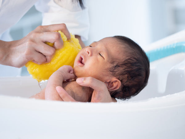 ¿Cómo bañar a tu bebé recién nacido? ¡Los tips que debes saber!